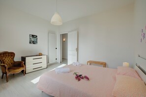 2 間臥室、熨斗/熨衣板、床單