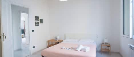 Family Apartment, Multiple Bedrooms (Serendipity Spiaggia E Porto Sole) | 2 bedrooms, iron/ironing board, bed sheets