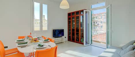 Family Apartment, 2 Bedrooms, Balcony (Serendipity Spiaggia E Porto Sole) | Ruang tamu | 21 inci televisyen skrin rata dengan kabel, TV