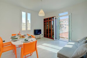 Familienapartment, Mehrere Schlafzimmer (Serendipity Spiaggia E Porto Sole) | Wohnbereich | 21-Zoll-Flachbildfernseher mit Kabelempfang, Fernseher