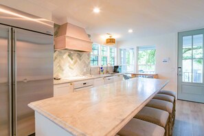 Kjøleskap, mikrobølgeovn, oppvaskmaskin og kaffetrakter/tekoker