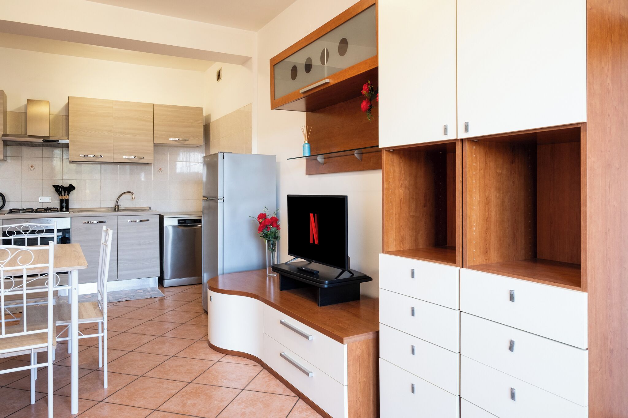 Frigorifero, microonde, forno, piano cottura