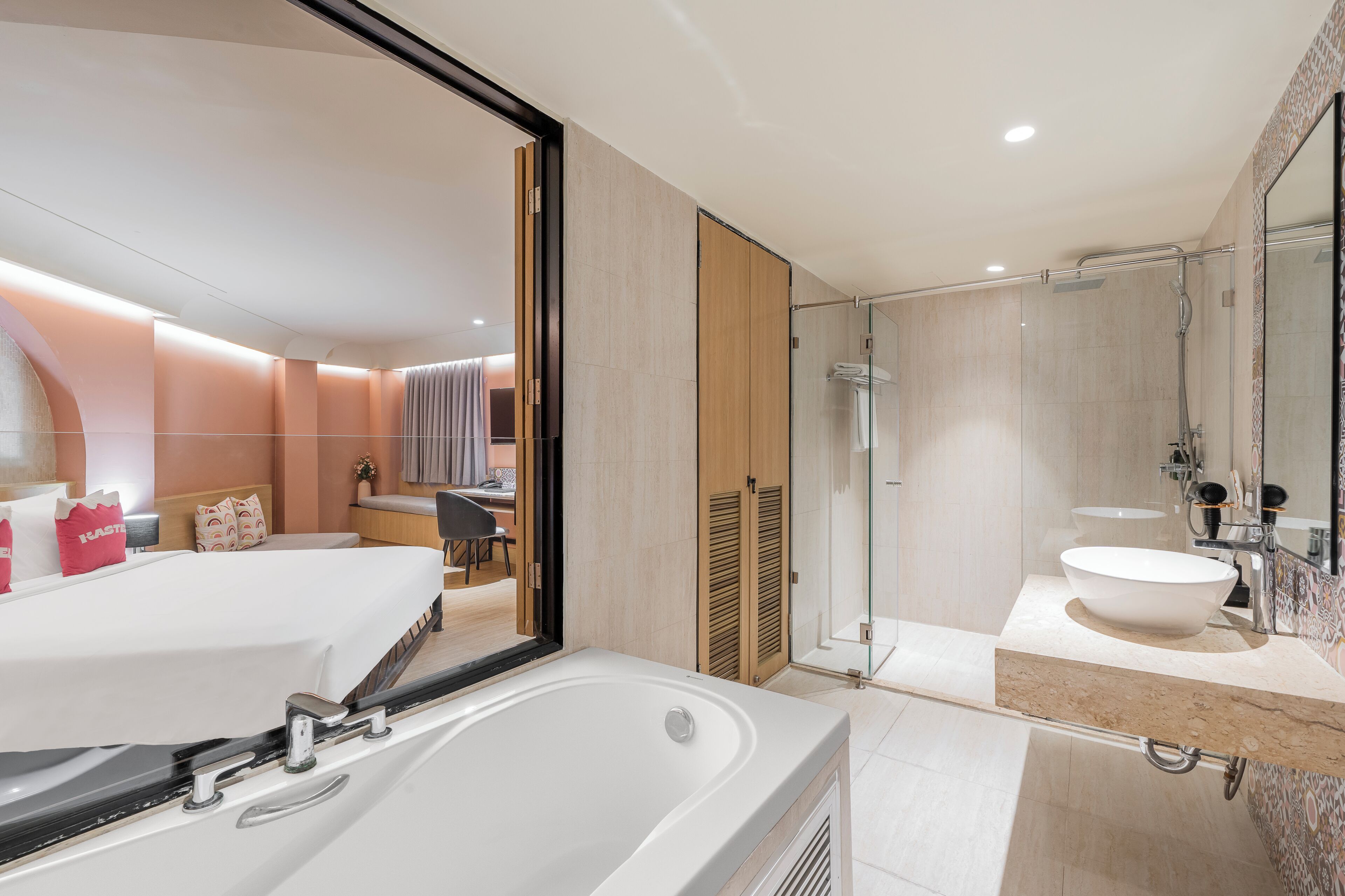 Grand Executive Room with bathtub | Bad | Hårføner, tøfler, håndklær og toalettpapir
