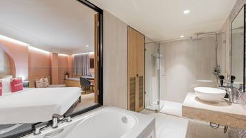 Grand Executive Room with bathtub | Bad | Hårføner, tøfler, håndklær og toalettpapir