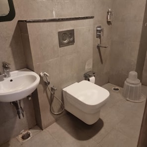 Shower, rainfall showerhead, towels, soap - Citylights townhouse Prayagraj (Prayagraj)