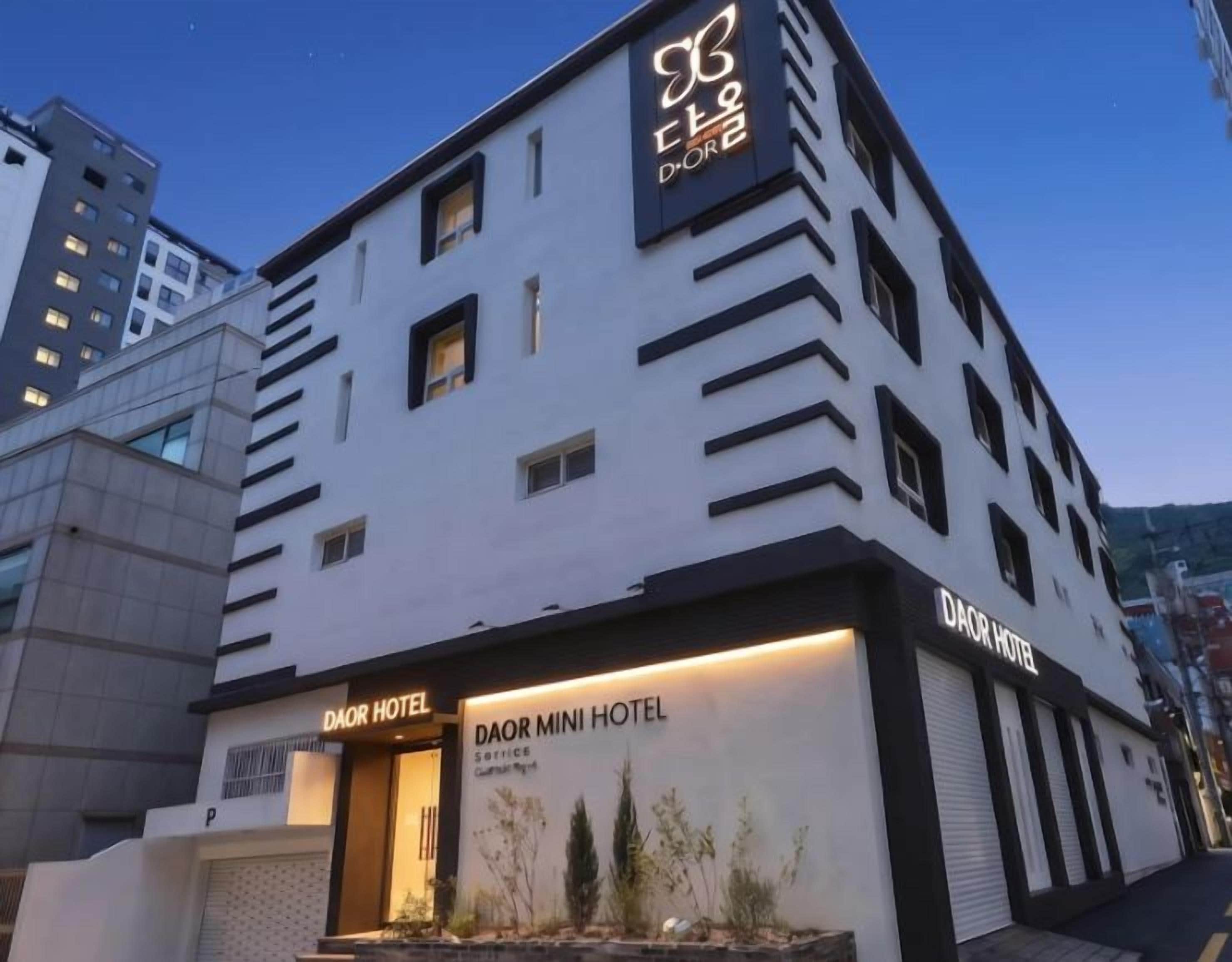 Ein Gebäude mit der Beschilderung 'DAOR MINI HOTEL' und 'DAOR HOTEL', die zwei verschiedene Einrichtungen kennzeichnet.