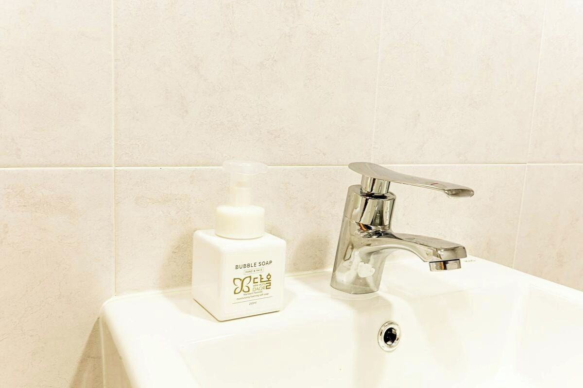 Deluxe Twin Room, City View | Bathroom | Hair dryer, bathrobes, slippers, towels