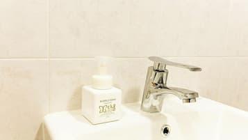 Deluxe Twin Room, City View | Bathroom | Hair dryer, bathrobes, slippers, towels