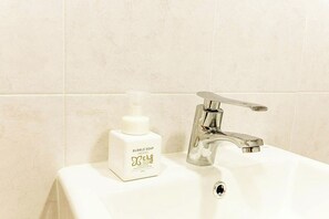 Secador de pelo, batas, pantuflas, toallas