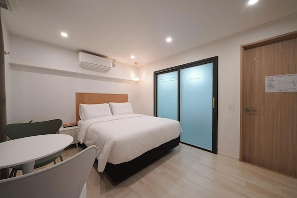 Dobbeltrom – deluxe, byutsikt | Sengetøy av topp kvalitet, dundyner og memory foam-senger