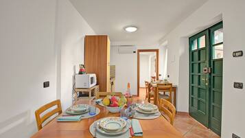 Family Apartment, Multiple Bedrooms (Queen Elena Home Centro Sanremo) | Dining