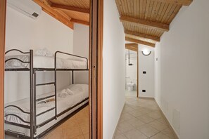 Apartamento familiar, varias habitaciones (Queen Elena Home Centro Sanremo) | 2 dormitorios, tabla de planchar con plancha, wifi gratis y ropa de cama