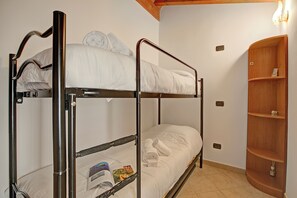 Appartement Familial, plusieurs chambres (Queen Elena Home Centro Sanremo) | 2 chambres, fer et planche à repasser, Wi-Fi gratuit, draps fournis