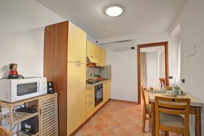 Appartement Familial, plusieurs chambres (Queen Elena Home Centro Sanremo) | Cuisine privée | Réfrigérateur, micro-ondes, four, plaque de cuisson