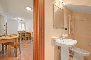 Apartamento familiar, varias habitaciones (Queen Elena Home Centro Sanremo) | Baño | Ducha, secador de pelo, bidé y toallas