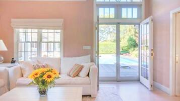 Villa, Courtyard Area | Living area