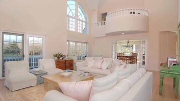 Villa, aan de binnenplaats | Woonruimte