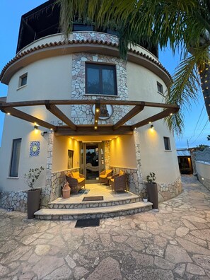 Fachada de la propiedad