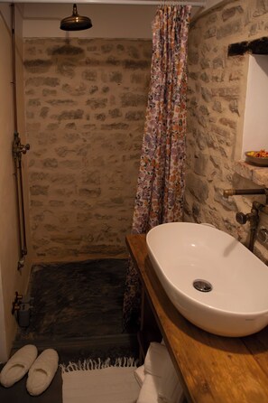 Een douche,  milieuvriendelijk toiletgerief, een haardroger, handdoeken