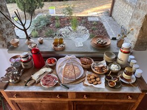 Un bufé de desayuno con diversas opciones de comida y salsas.