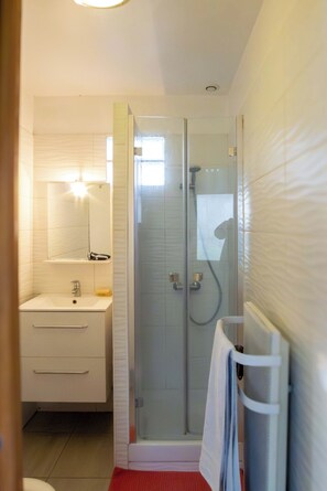 Secador de pelo, toallas, jabón y champú