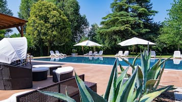 AuĂenpool (je nach Saison geöffnet), LiegestĂŒhle