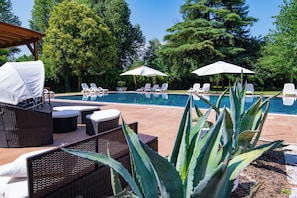 Seasonal outdoor pool, open 10:00 AM to 7:00 PM, pool loungers - Villa Vitti's - Verona est  (San Martino Buon Albergo)