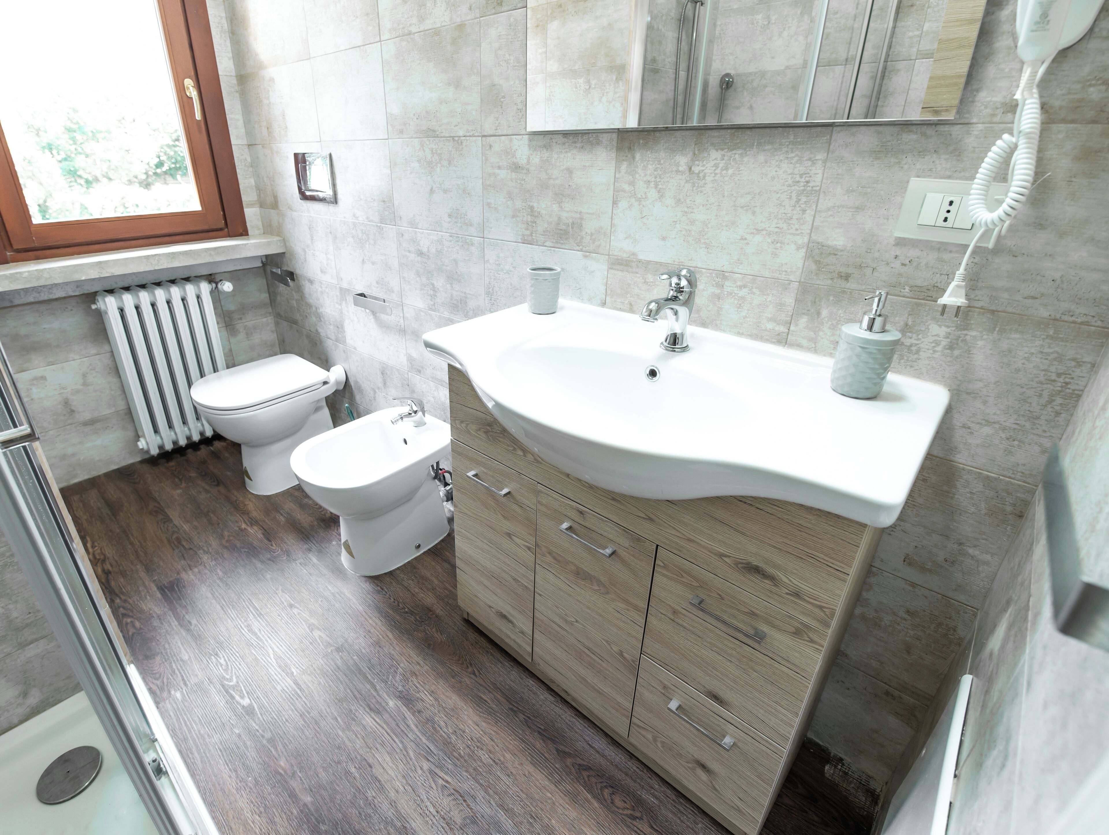 Un baño moderno con inodoro, bidé y lavamanos.