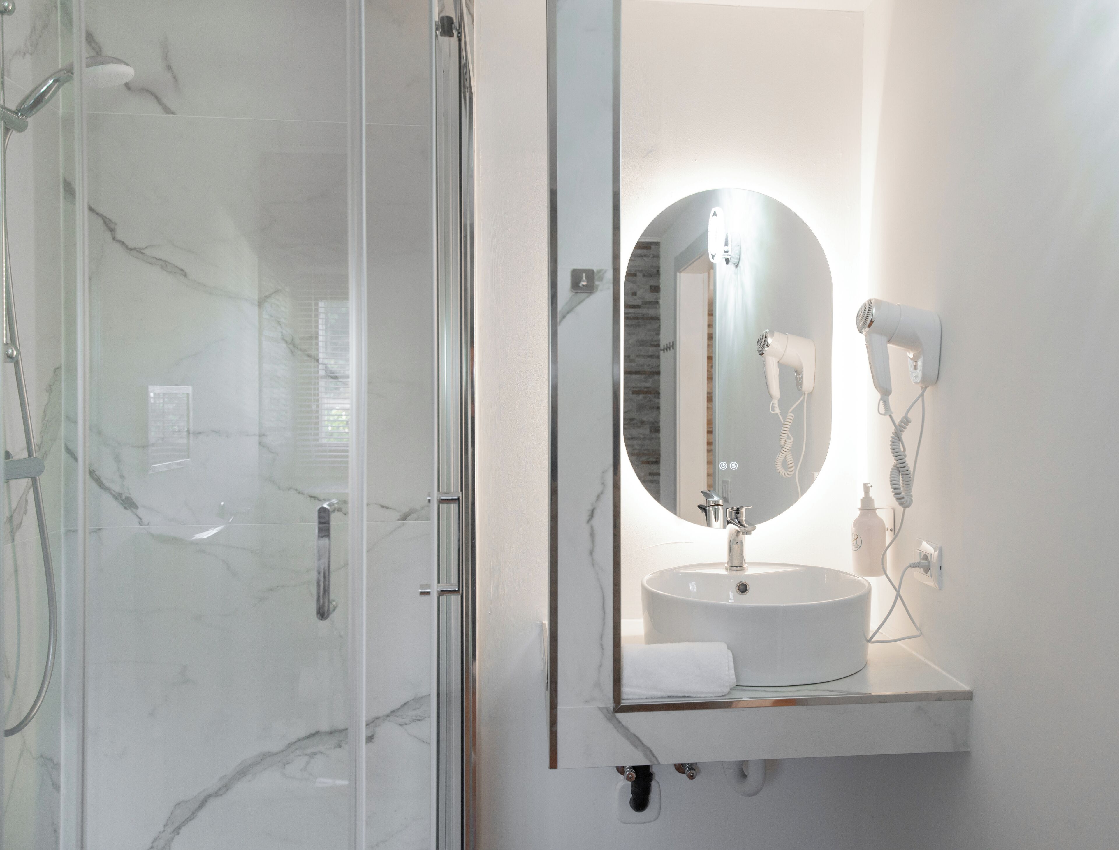 Comfort-Vierbettzimmer, Flussblick | Badezimmer