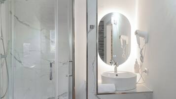 Comfort-Vierbettzimmer, Flussblick | Badezimmer