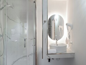 Habitación cuádruple Confort, vistas al río | Baño | Ducha, cabezal de ducha tipo lluvia, secador de pelo y bidé