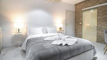 Classic-Suite, Balkon, Flussblick | 1 Schlafzimmer, Daunenbettdecken, Minibar, Zimmersafe