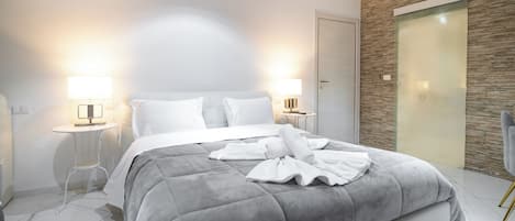 Classic Suite, Balcony, River View | Down comforters, minibar, in-room safe, desk