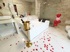 Classic Suite, Balcony, River View | Bathroom