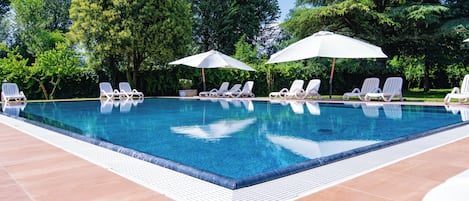 Seasonal outdoor pool, open 9:00 AM to 8:00 PM, pool loungers