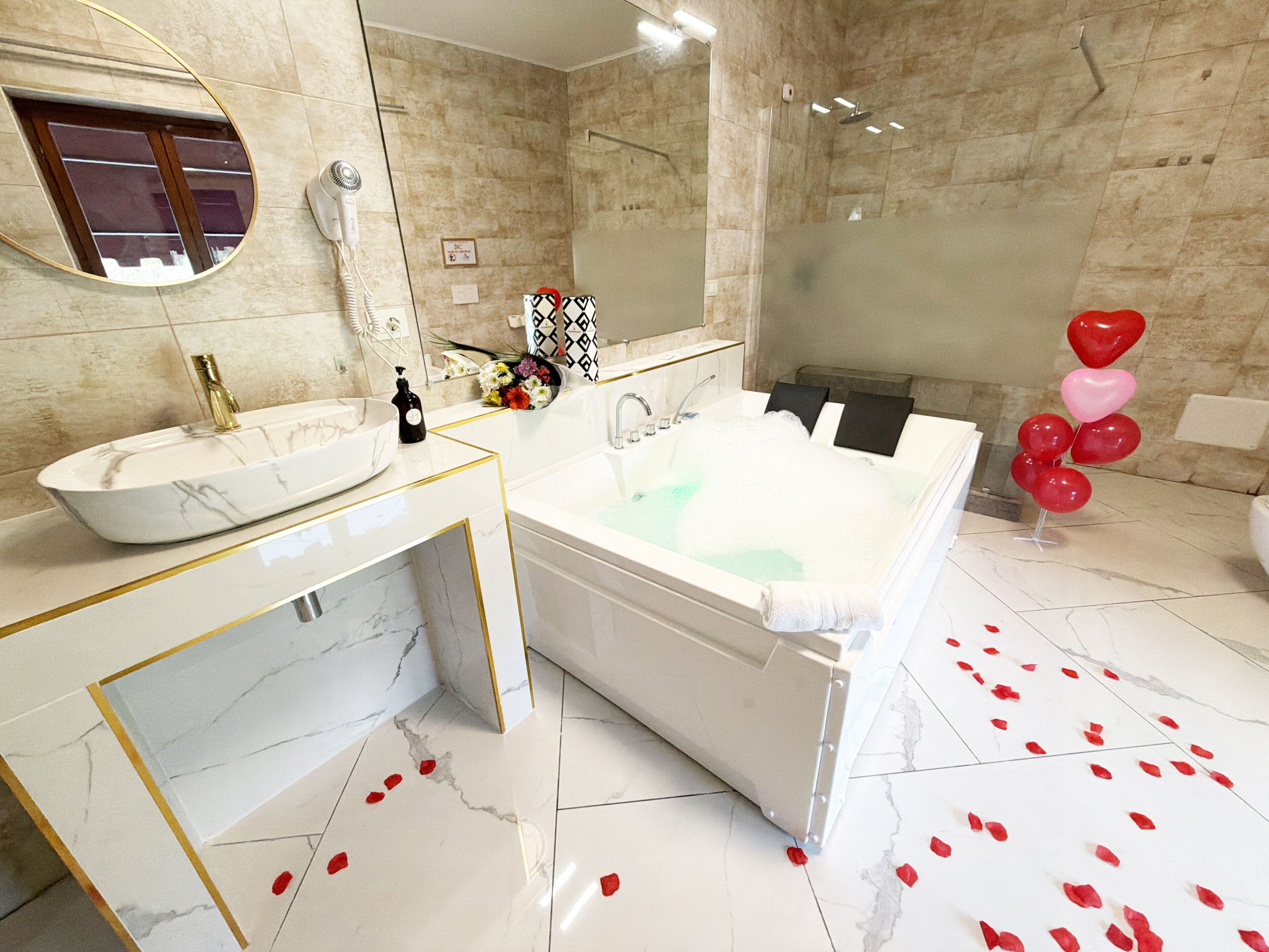 Classic Suite, Balcony, River View | Bathroom | Shower, rainfall showerhead, hair dryer, bidet