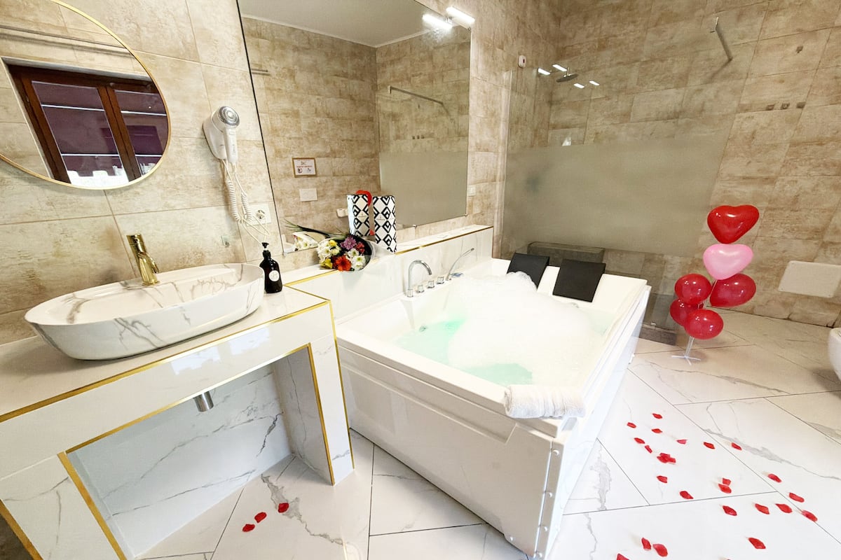 Classic Suite, Balcony, River View | Bathroom | Shower, rainfall showerhead, hair dryer, bidet