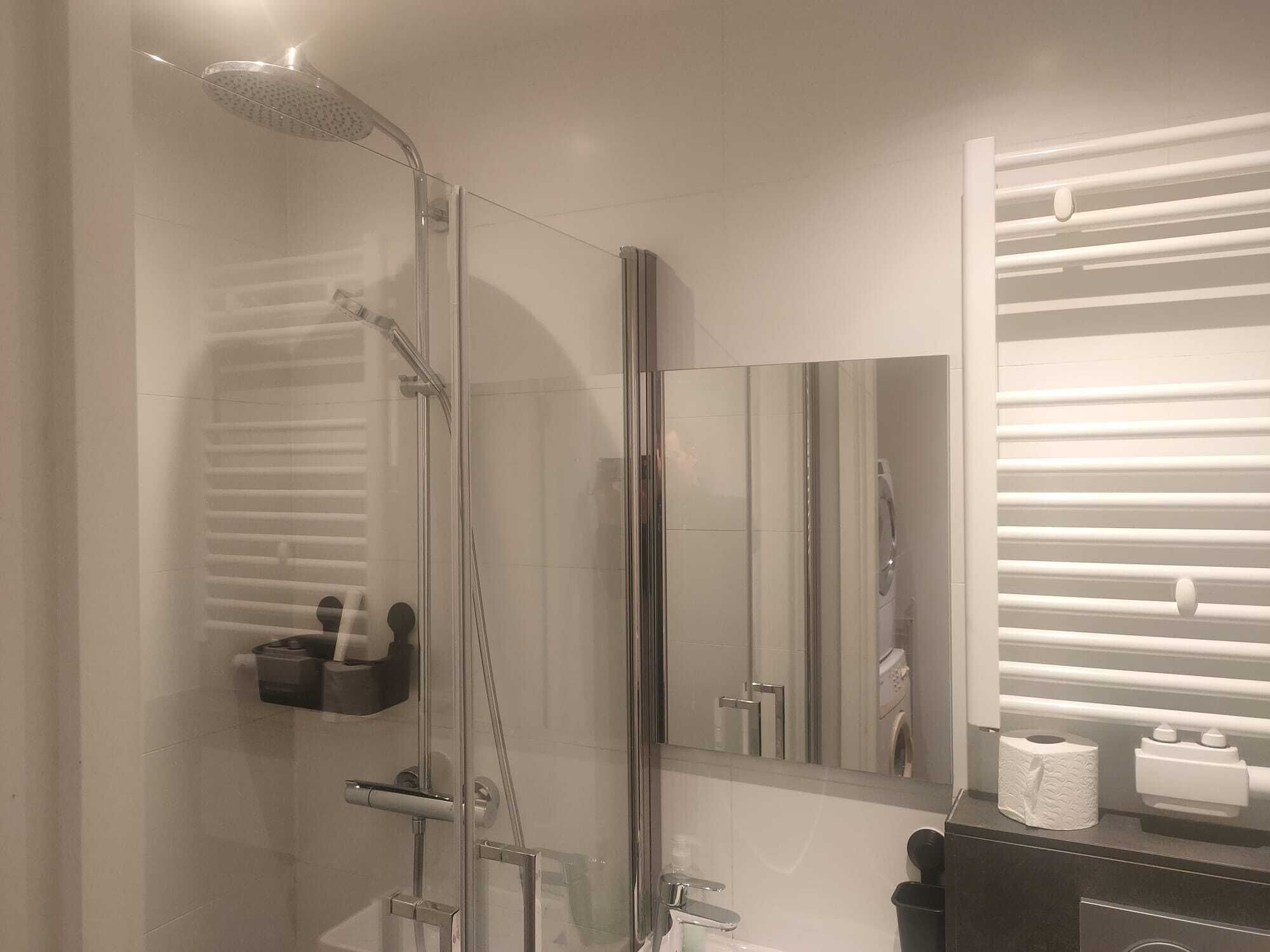 ヘアドライヤー、タオル、石鹸、トイレットペーパー