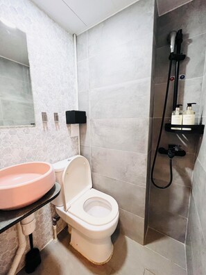 Hair dryer, towels, soap, toilet paper - 5mins to Austin MTR, West Kowloon station (Jordan)