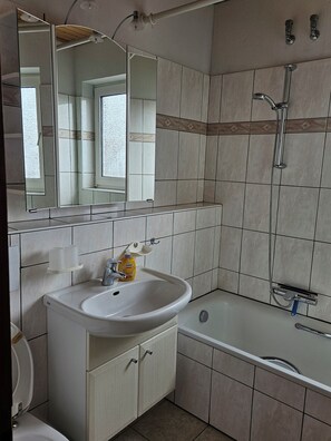 Sèche-cheveux, serviettes fournies, papier toilette