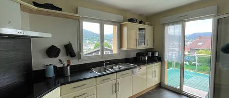 Mikrovågsugn, ugn, spishäll och diskmaskin