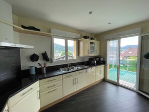 Microondas, horno, placa de cocina y lavavajillas