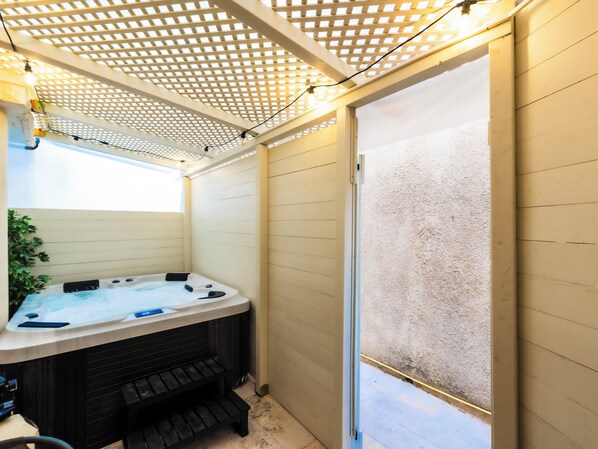 Phòng đôi Cao cấp | Bồn tắm spa riêng