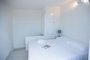 1 bedroom, iron/ironing board, bed sheets - Sea View Historic Center (Sanremo)