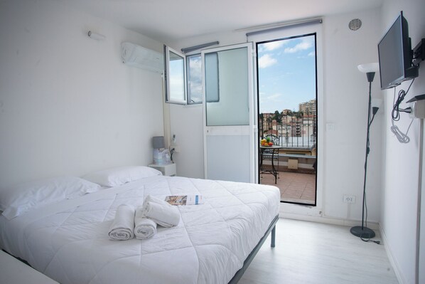 1 bedroom, iron/ironing board, bed sheets - Sea View Historic Center (Sanremo)