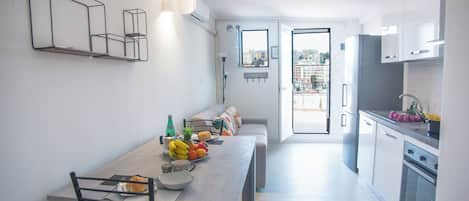 Appartement Familial, plusieurs chambres (Sea View Historic Center) | Cuisine privée | Réfrigérateur, micro-ondes, four, plaque de cuisson