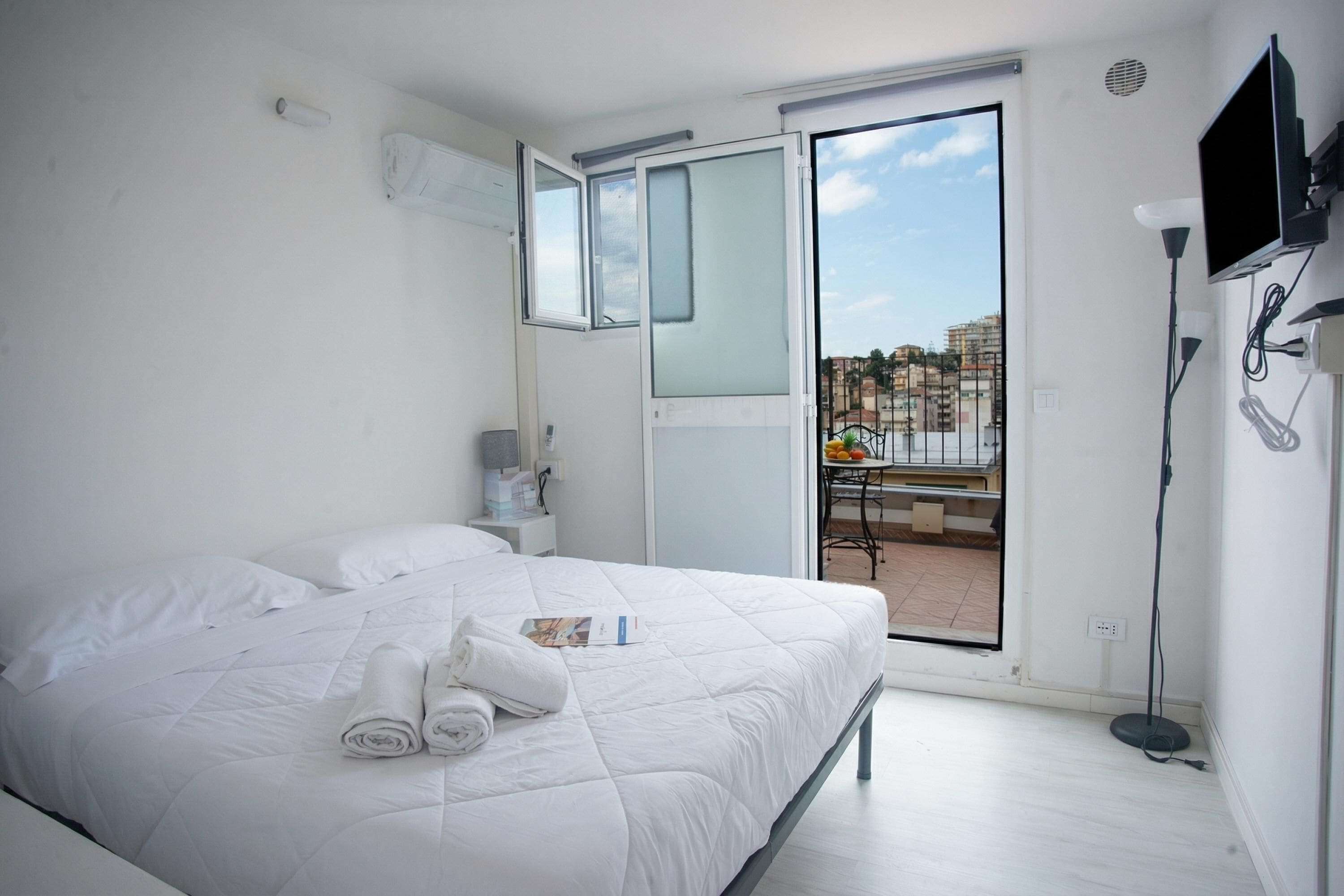 Familienapartment, Mehrere Schlafzimmer (Sea View Historic Center) | 1 Schlafzimmer, Bügeleisen/Bügelbrett, Bettwäsche