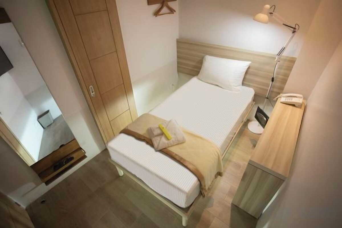 Premium bedding, desk, laptop workspace, WiFi (free)