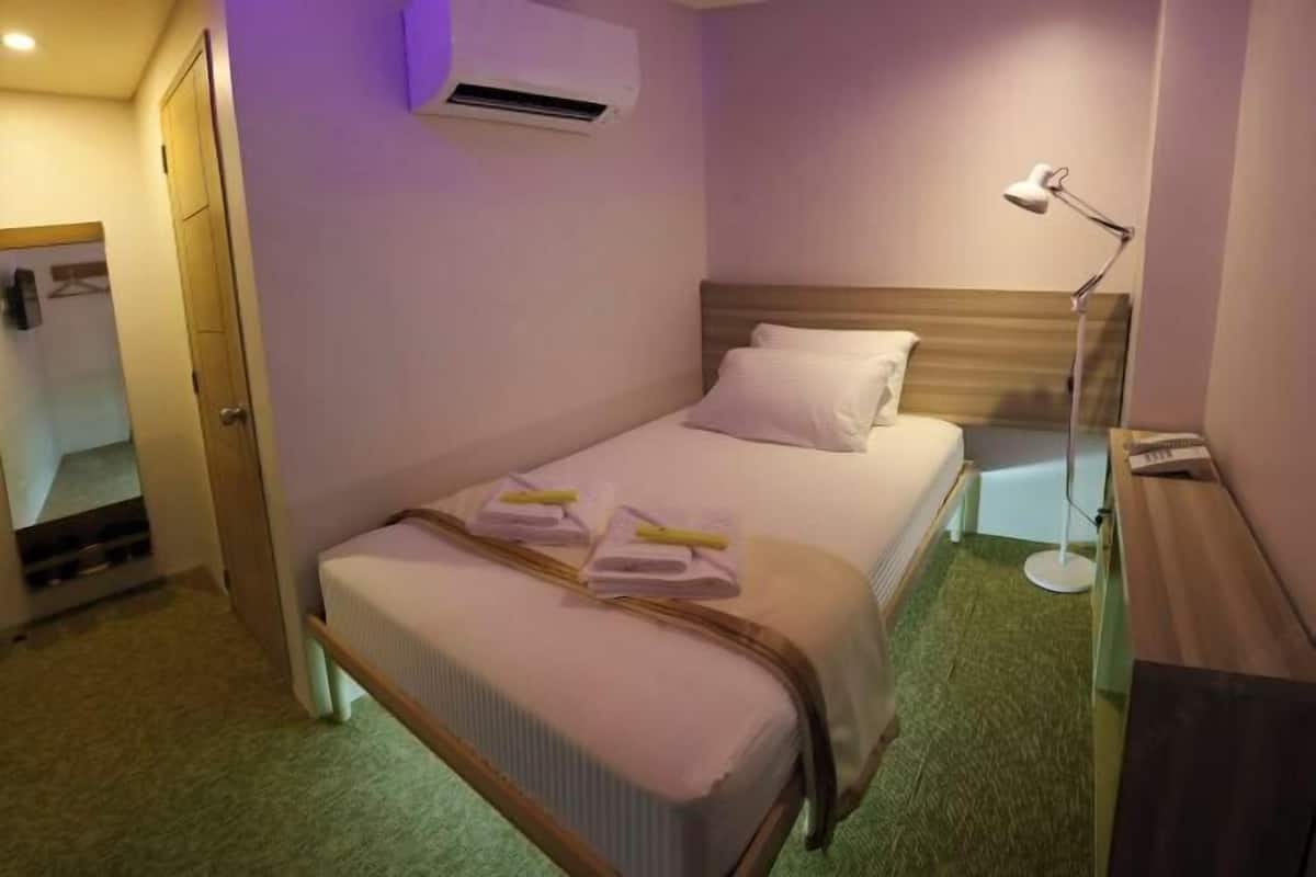 1 bedroom, premium bedding, individually furnished, desk