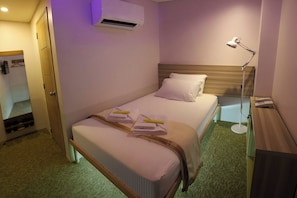 Deluxe tweepersoonskamer | Luxe beddengoed, individueel gemeubileerd, een bureau